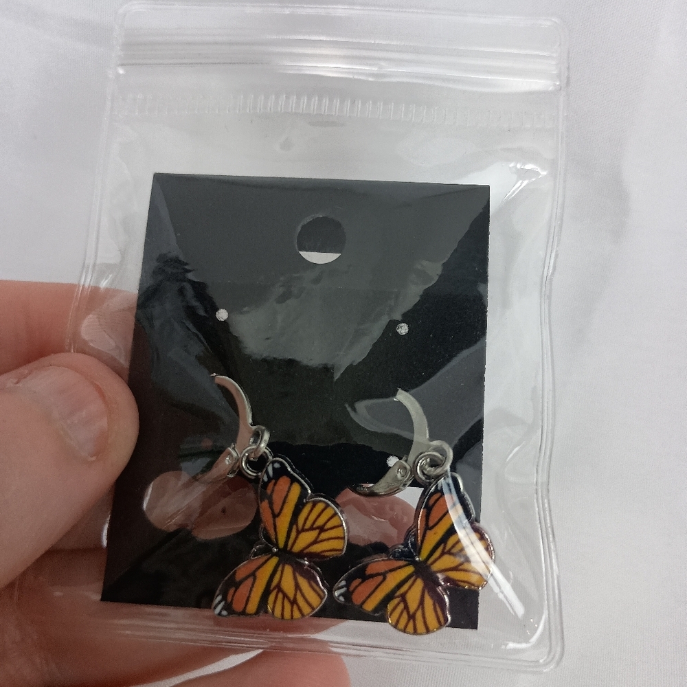 2/30$ Or 3/$35 Dainty Orange And Black‎ Butterfly Snapback Earrings-(#0170)